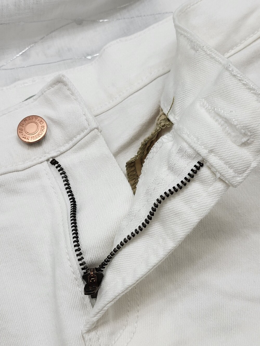 Old Navy Women's Mid Rise Wow White Jean Shorts Size 6 Denim Cuffed Calla Lily - Picture 6 of 9